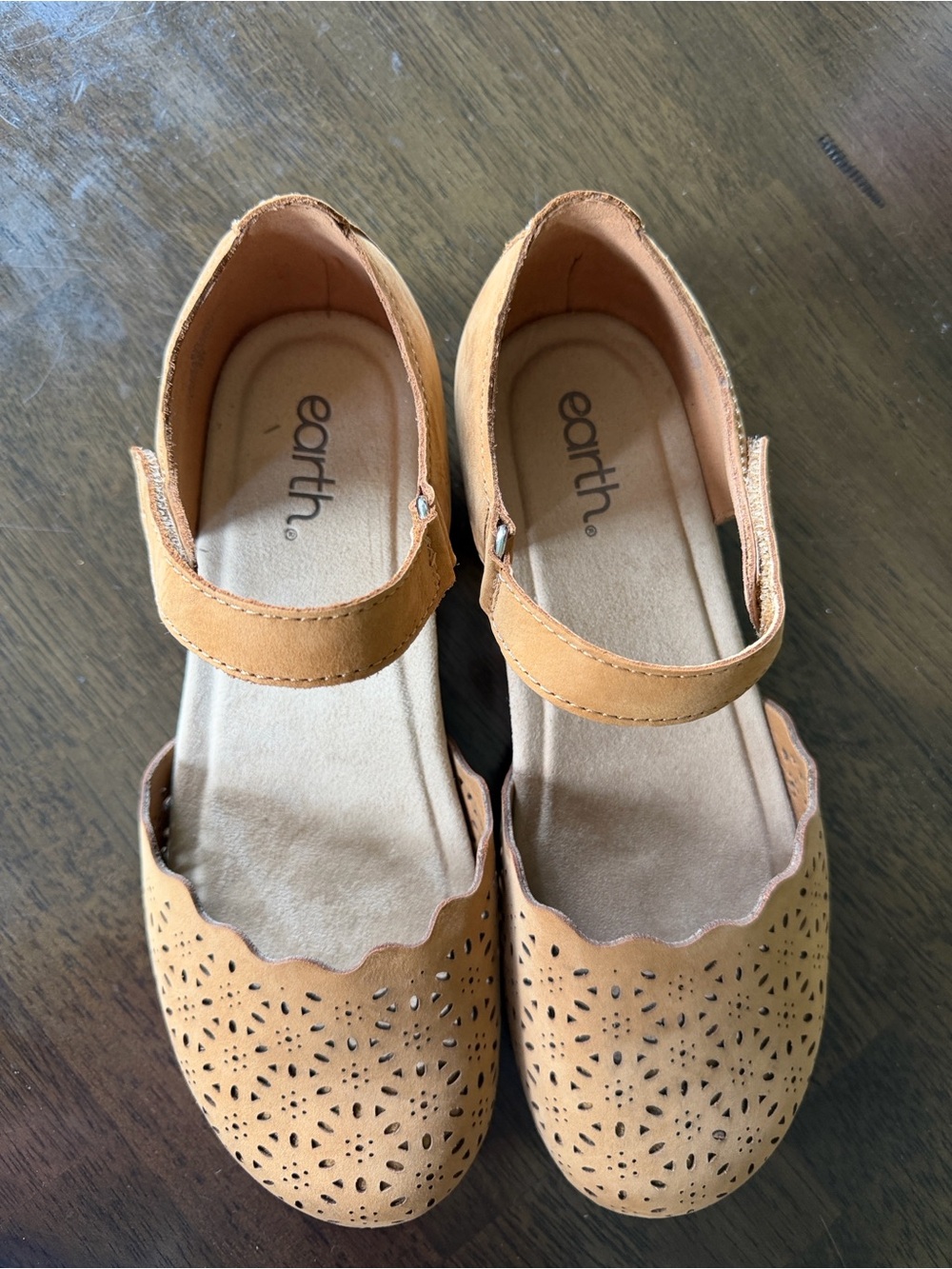 Earth Perforated Leather Mary Jane Brynn sz9 Cognac